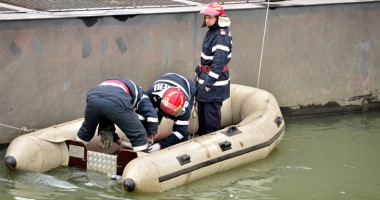Stire din Eveniment : Descoperire macabră: cadavru găsit în canal, la Poarta Albă