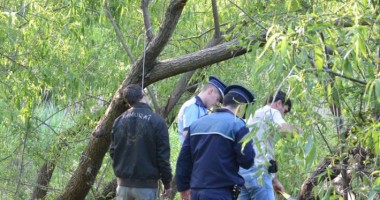 Stire din Eveniment : Descoperire macabră:  s-a spânzurat în parc