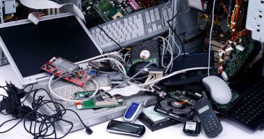 Stire din Social : Fiți atenți unde aruncați deșeurile electronice! Miliarde de kilograme, abandonate în gunoi