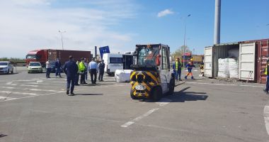 Stire din Eveniment : Zeci de transporturi de deșeuri ilegale, oprite la graniță în 2021
