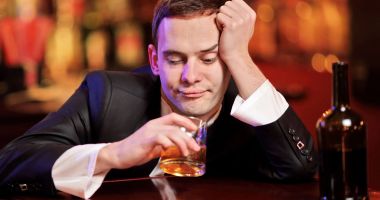 Stire din Sănătate : Alcoolul nu vă ajută organismul, ci îl deshidratează