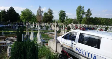 Stire din Eveniment : 14 morminte vandalizate într-un cimitir. Poliția a deschis dosar penal
