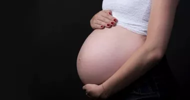 Stire din Actualitate : A pierdut sarcina după ce i s-a refuzat munca de acasă. Despăgubiri record pentru angajată