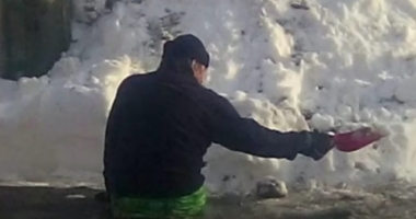 IMAGINI IMPRESIONANTE! Un bărbat fără picioare a ieșit la deszăpezire - 2