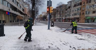 Stire din Social : Echipele municipalității acționează în continuare pentru deszăpezire în tot orașul