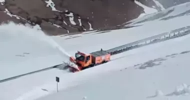 Stire din Social : Drumarii avansează pe Transalpina: utilaje grele îndepărtează zăpada la altitudine mare
