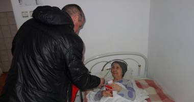 Deținuții au împărțit flori și mărțișoare pensionarelor de la Centrul Social Poarta Albă - 3