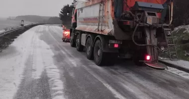 Stire din Social : Utilaje și oameni pe teren. DJCT asigură circulația rutieră normală