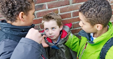 Stire din Cultură-Educație : Controversa bullying. De la o simplă injurie, la arme și moarte!