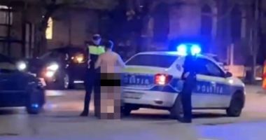 Stire din Eveniment : În semn de protest, un bărbat s-a dezbrăcat complet în faţa poliţiştilor. Iată ce pedeapsă a primit