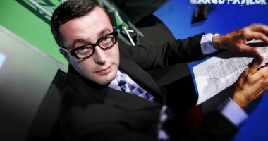 Stire din Monden : Cronica Cârcotașilor are un nou prezentator. Află cine l-a înlocuit pe Huidu