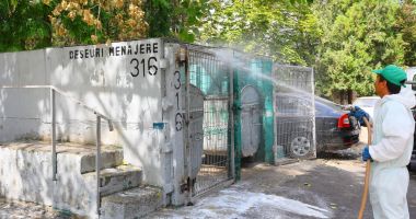Stire din Social : Dezinfecție permanentă la platformele de deșeuri din cartierele Constanţei