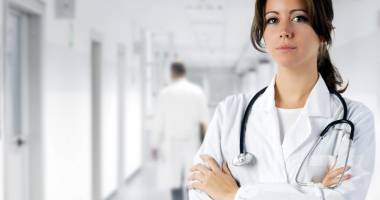 Stire din Sănătate : Dezvăluirile unui medic plecat din țară: "În spitalul din România te învață, de la început, cum să iei șpagă!"