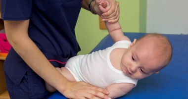 Stire din Sănătate : Dezvoltarea osoasă a bebelușului. Sfaturi de la medicul specialist