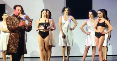 Stire din Cultură-Educație : Scandal la Opera Națională. Spectatori revoltați de montarea „progresistă” a operei lui Mozart