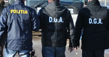 Stire din Eveniment : Mii de sesizări în ultimele trei luni, la telefonul Direcţiei Anticorupţie. Cel mai rapid flagrant: 20 de minute de la apel