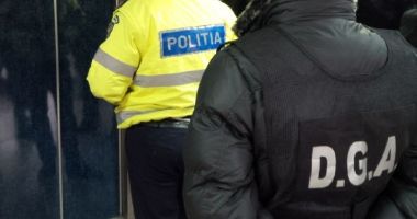 Stire din Eveniment : Polițiști reținuți pentru luare de mită. Primeau bani pentru a nu sancționa șoferi care comiseseră contravenții