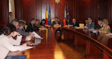 Stire din Economie : Prefectul Claudiu Palaz, "arbitru" în conflictul portuarilor
