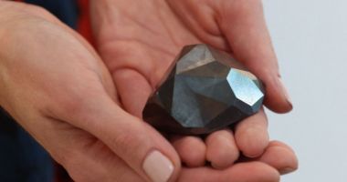 Stire din Actualitate : Diamantul negru "Enigma", de 555 de carate, vândut la licitație cu 4,3 milioane de dolari