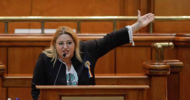 Stire din Politică-Administrație : Diana Şoşoacă şi-a anunţat candidatura la prezidenţiale. „Nu veţi scăpa de mine”