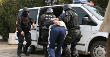 Stire din Eveniment : PERCHEZIȚII LA CONSTANȚA pentru destructurarea unui grup care se ocupă cu spălare de bani și înșelăciuni