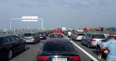 Diaspora se întoarce acasă. Cozi kilometrice în vămi
