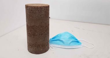Studiu. Măștile sanitare uzate ar putea fi folosite în asfaltarea drumurilor