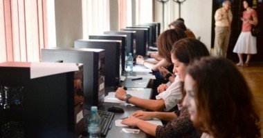 Stire din Diverse : Fără fuste scurte, gel de păr, bijuterii, machiaj sau păr vopsit