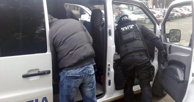 Stire din Eveniment : Percheziții la cămătari și contrabandiști: Zece persoane au fost ridicate de DIICOT