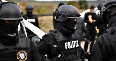 Doi bărbaţi prinşi după ce ar fi expediat, din Olanda, un colet conţinând droguri de mare risc