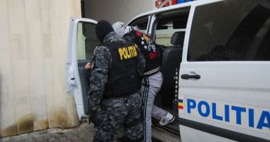 Stire din Eveniment : 17 persoane care traficau o substanţă psihoactivă nouă sunt cercetate. Vindeau doza cu 10 lei!
