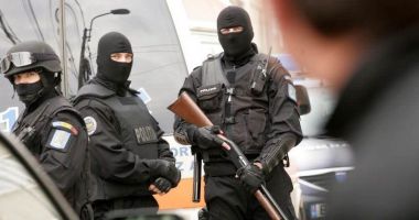 Stire din Eveniment : DIICOT: 26 de kilograme canabis, găsite de anchetatori într-un autoturism al traficanţilor la Cluj