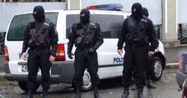 Stire din Eveniment : Descinderi în Mamaia Sat. Jocuri de noroc ilegale descoperite într-un imobil, 15 persoane surprinse în flagrant