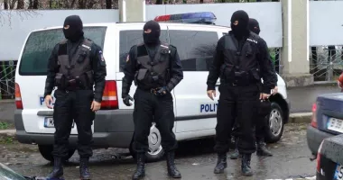 Stire din Eveniment : Trei români acuzați oficial de falsificare de monede și distribuirea de valori străine false