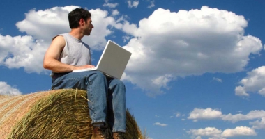 Stire din Social : Din ce în ce mai multe gospodării  de la țară, racordate la internet