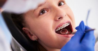 Stire din Actualitate : "Nu-mi pun aparat dentar. O să râdă toţi de mine!" - Cum îţi ajuţi copilul cu dinţi încălecaţi?
