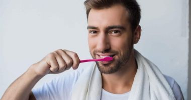 Stire din Sănătate : Iată de ce nu este recomandat să vă spălaţi dinţii cu sare!