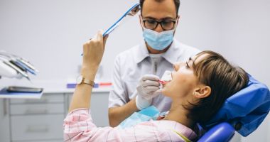 Agenezia dentară se manifestă prin absența unuia sau mai multor dinți