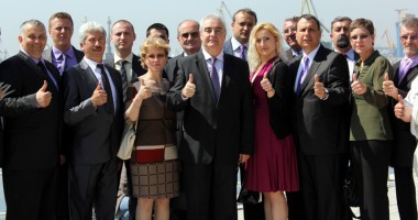 Stire din Politică-Administrație : Dinu Gheorghe: "Cum poți vota un primar sfidător, care stă șase luni în vacanță?"