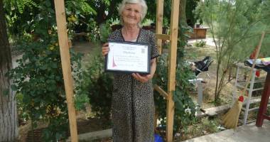 Stire din Politică-Administrație : Diplome și bani pentru vârstnicii de 80 de ani din comuna Grădina