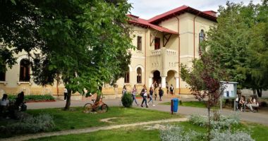 Stire din Cultură-Educație : Directorul de la Pedagogic, demis și repus pe funcție în aceeași zi. "Este strigător la cer și este imoral"