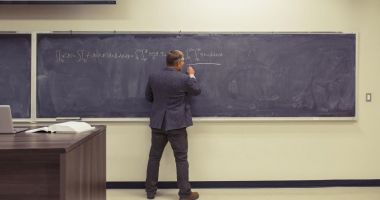 Stire din Eveniment : Un profesor este cercetat penal după ce a violat o elevă din clasa la care era diriginte