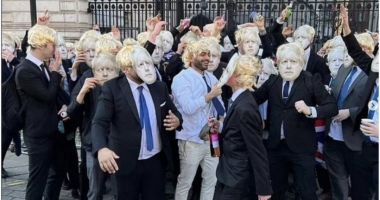 Stire din Actualitate : Discotecă la sediul Guvernului britanic. 100 de petrecăreți, deghizați în Boris Johnson, au ironizat autoritățile
