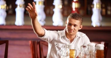 Discuție la bar