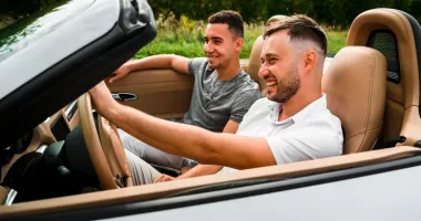 Discuție între doi tipi