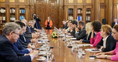 Stire din Politică-Administrație : Primele tăieri gândite la Cotroceni: voucherele de vacanță, indemnizația de hrană și sporul de antenă