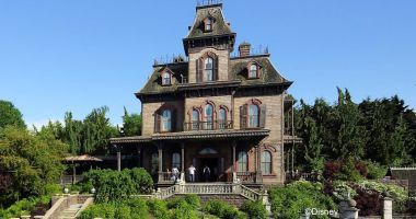 Stire din Actualitate : Deces la Disneyland. O femeie a murit după ce a intrat în „conacul bântuit”