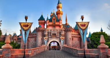 Stire din Actualitate : Alertă  la Disneyland. Persoană decedată,  în Casa bântuită