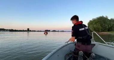 Stire din Eveniment : Adolescent de 15 ani dispărut în Dunăre. Scafandri, ambarcațiuni și un elicopter SMURD îl caută de ore întregi