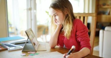 Stire din Cultură-Educație : Dispozitive electronice pentru elevi. "Ministerul acoperă doar o treime din nevoile școlarilor!"